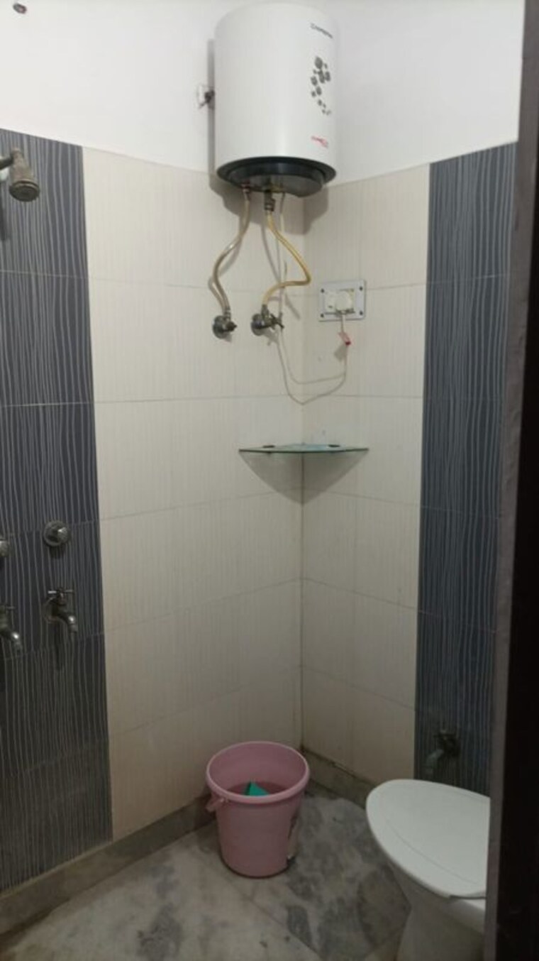Bathroom, east of kailash 1 RK 200 Sq.Ft. Builder Floor In East Of Kailash Delhi 10671417