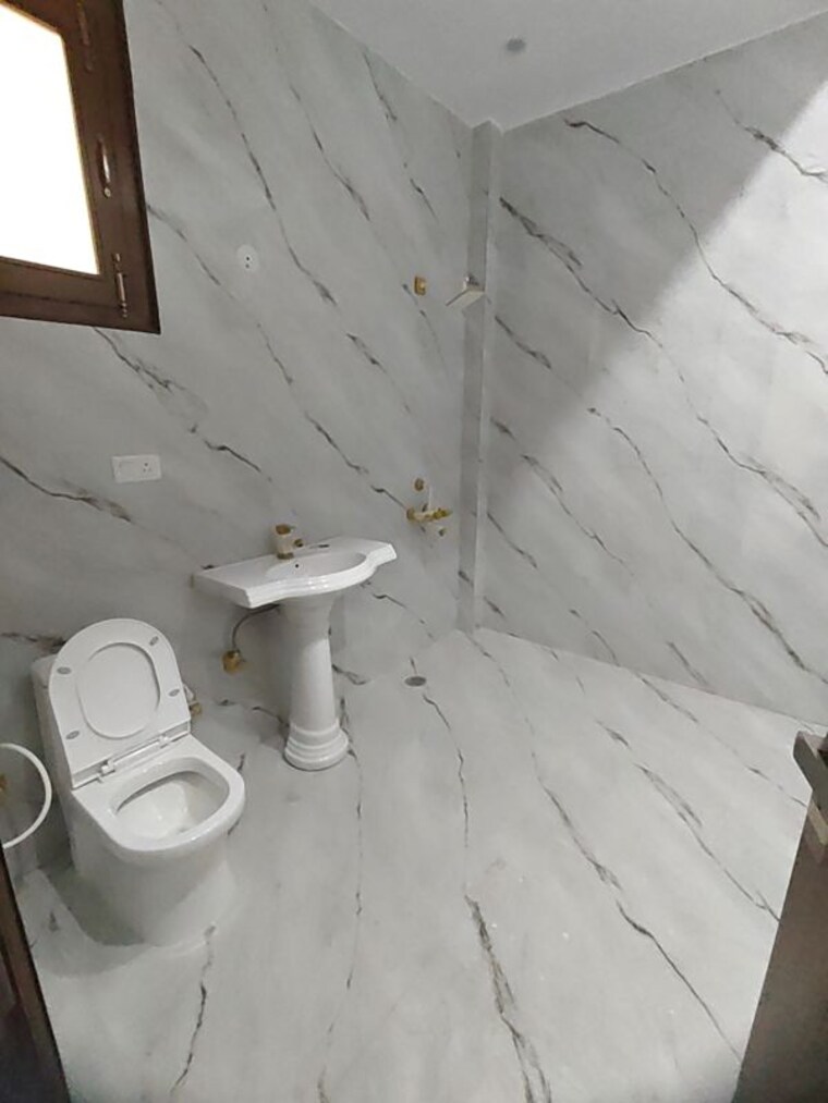 Bathroom, sector 23 3 Bedroom 3000 Sq.Ft. Builder Floor In Sector 23 Noida 10671436