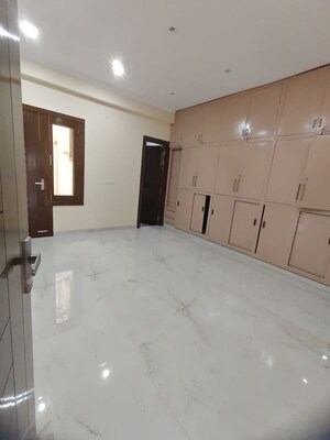 Room in 3 BHK Builder Floor at Sector 23 – for Rent