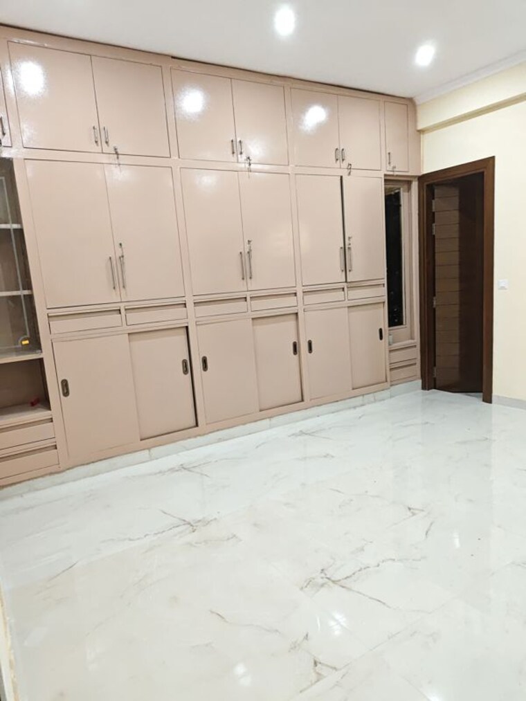 Room, sector 23 3 Bedroom 3000 Sq.Ft. Builder Floor In Sector 23 Noida 10671436