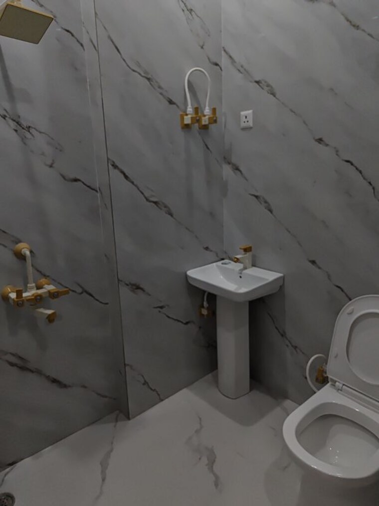 Bathroom, sector 23 3 Bedroom 3000 Sq.Ft. Builder Floor In Sector 23 Noida 10671436