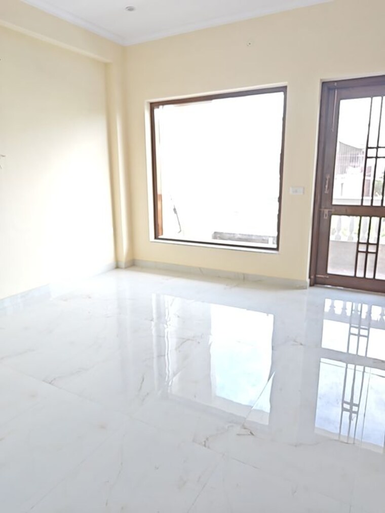 Room, sector 23 3 Bedroom 3000 Sq.Ft. Builder Floor In Sector 23 Noida 10671436