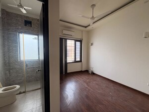 Room in 3 BHK Builder Floor at Sector 21 – for Rent