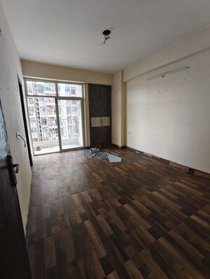 Room in 2 BHK Apartment at Proview Officer City, Raj Nagar Extension – for Rent