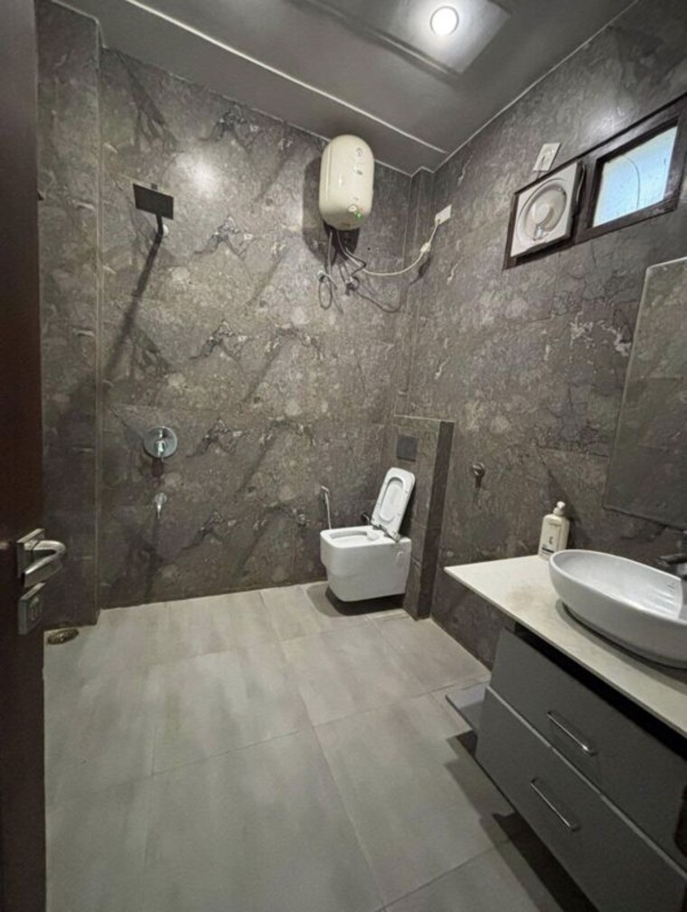 Bathroom, rajouri garden 3 Bedroom 130 Sq.Yd. Builder Floor In Rajouri Garden Delhi 10671647