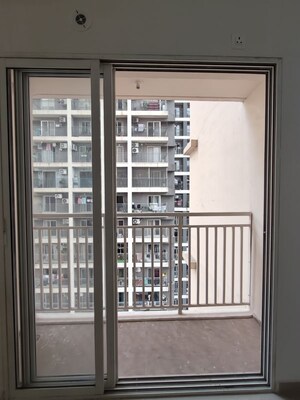 Room in 2 BHK Apartment at Puranik Grand Central, Vartak Nagar – for Rent