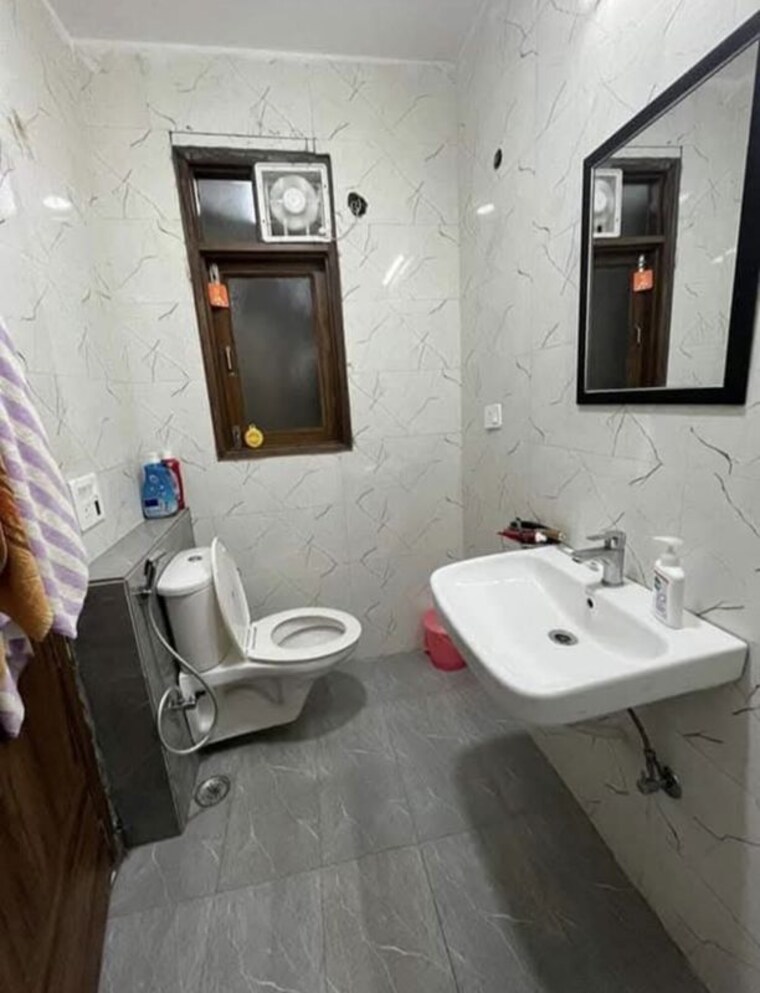 Bathroom, tagore garden 2 Bedroom 80 Sq.Yd. Builder Floor In Tagore Garden Delhi 10671682