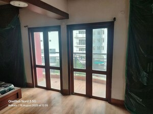 Room in 4 BHK Apartment at Hiland Park, Em Bypass – for Rent