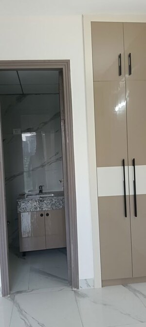 Building Lobby in 3.5 BHK Builder Floor at Smart World Gems, Sector 89 – for Rent