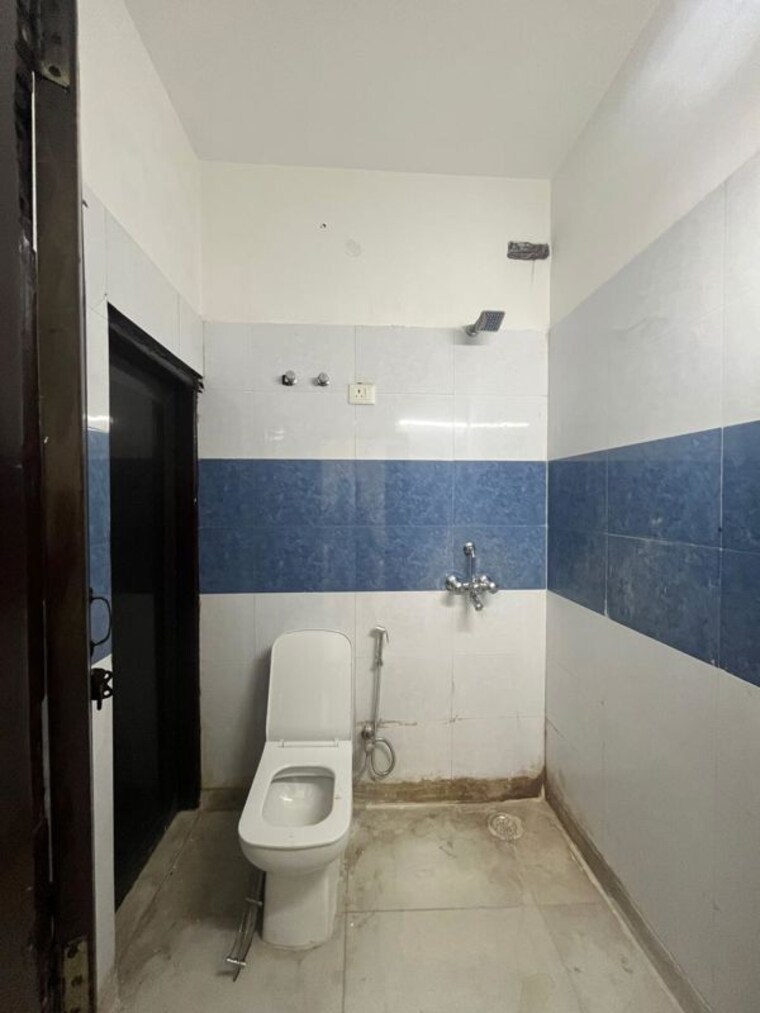 Bathroom, sushant lok i 1 Bedroom 60 Sq.Yd. Builder Floor In Sushant Lok I Gurgaon 10671822
