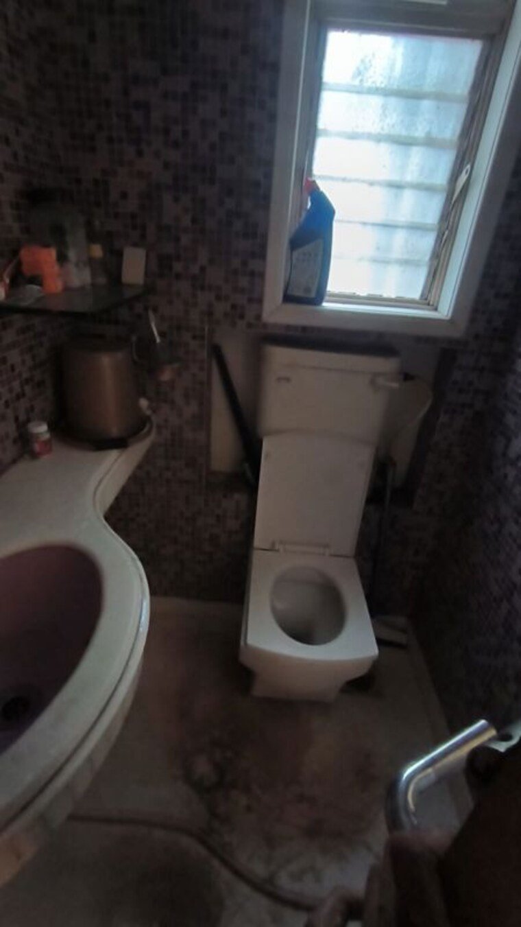 Bathroom, ashoka-apartments-colaba 3 Bedroom 1000 Sq.Ft. Apartment In Colaba Mumbai 10671905