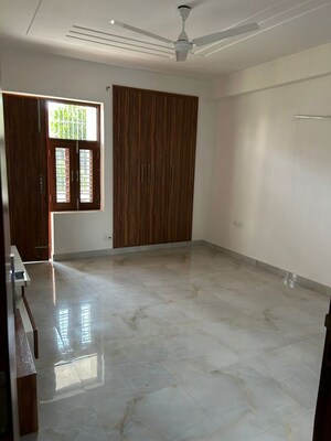 Room in 2 BHK Builder Floor at Sector 57 – for Rent
