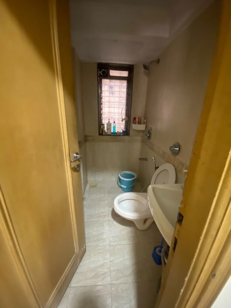 Bathroom, khar west 3 Bedroom 850 Sq.Ft. Apartment In Khar West Mumbai 10672010