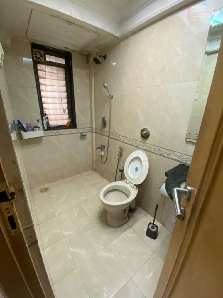 Bathroom, khar west 3 Bedroom 850 Sq.Ft. Apartment In Khar West Mumbai 10672010