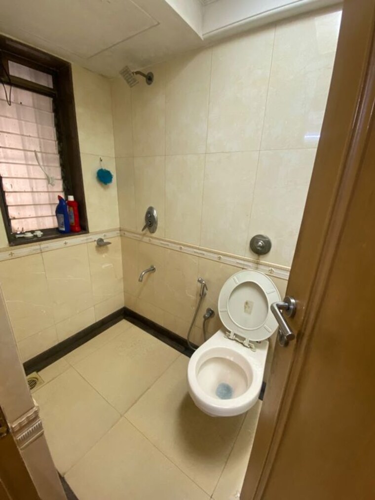 Bathroom, khar west 3 Bedroom 850 Sq.Ft. Apartment In Khar West Mumbai 10672010