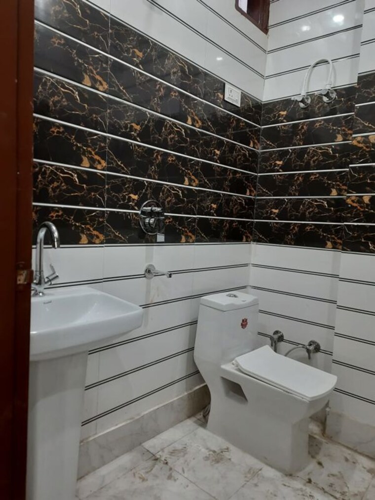 Attached Bathroom, dwarka 3 Bedroom 891 Sq.Ft. Builder Floor In Dwarka Delhi 10672029