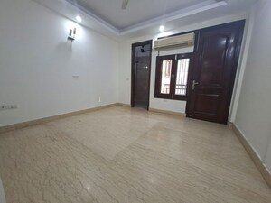 Room in 3 BHK Builder Floor at Kailash Colony – for Rent