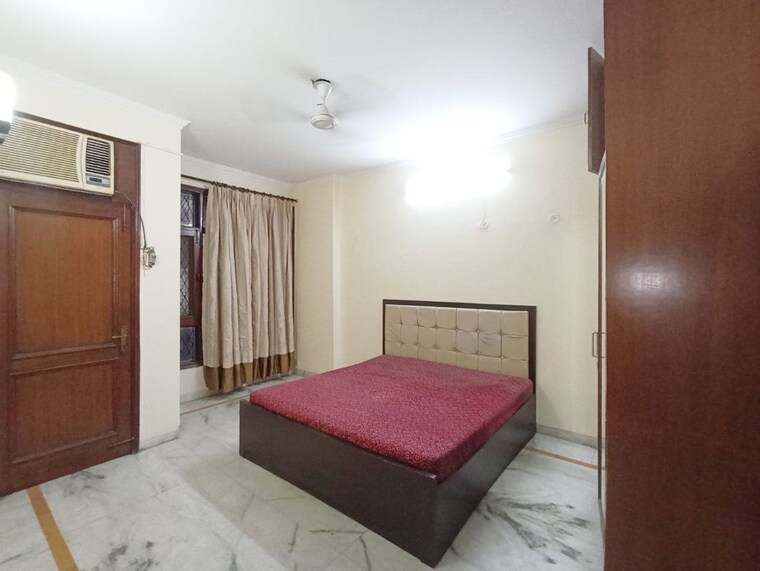 Bedroom, pamposh enclave 3 Bedroom 265 Sq.Yd. Builder Floor In Pamposh Enclave Delhi 10672052