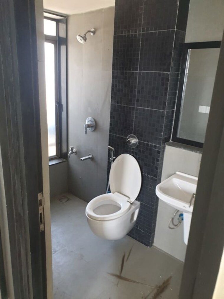 Bathroom, lodha-splendora 1.5 Bedroom 700 Sq.Ft. Apartment In Ghodbunder Road Thane 10672046
