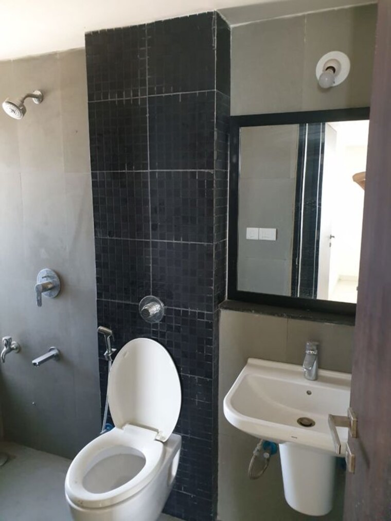 Bathroom, lodha-splendora 1.5 Bedroom 700 Sq.Ft. Apartment In Ghodbunder Road Thane 10672046