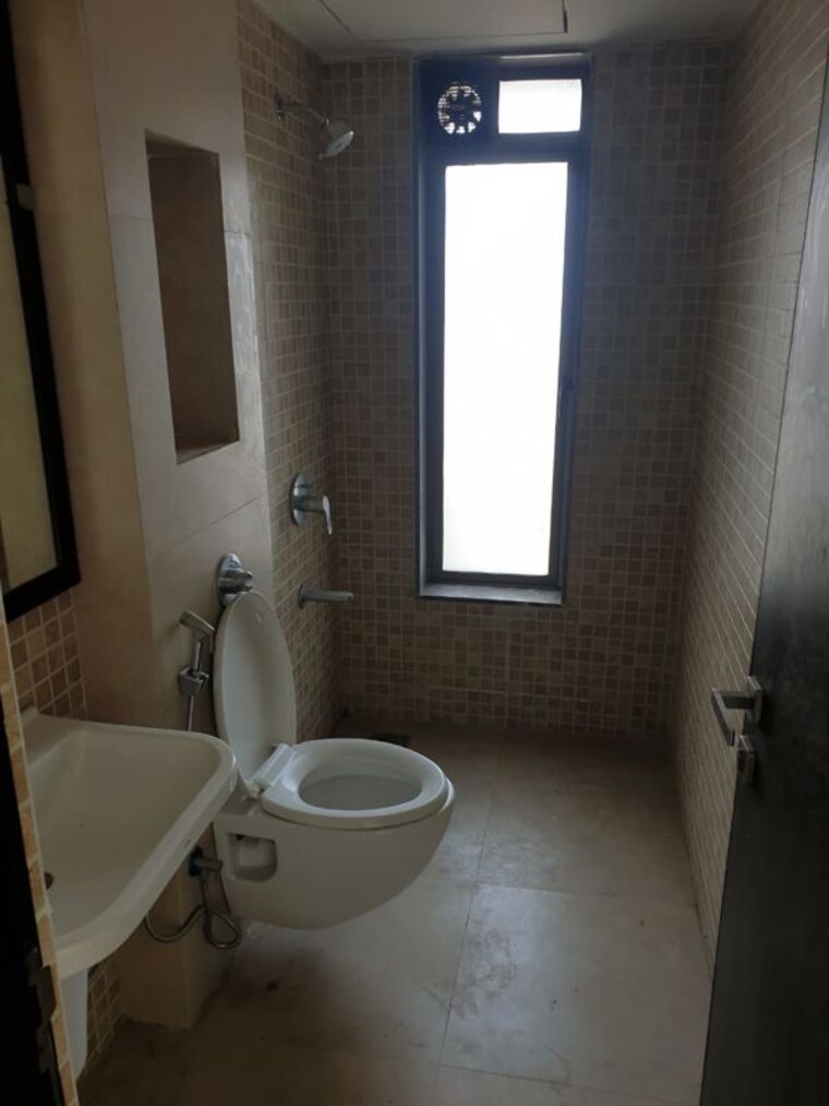 Bathroom, lodha-splendora 1.5 Bedroom 700 Sq.Ft. Apartment In Ghodbunder Road Thane 10672046