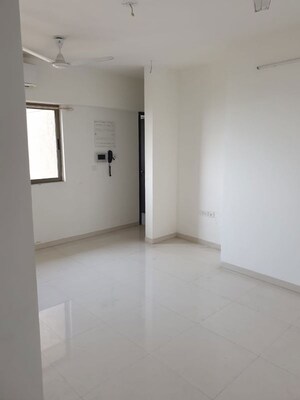 Room in 1.5 BHK Apartment at Lodha Splendora, Ghodbunder Road – for Rent