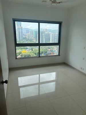 Room in 3 BHK Apartment at Kalpataru Immensa, Kolshet Road – for Rent