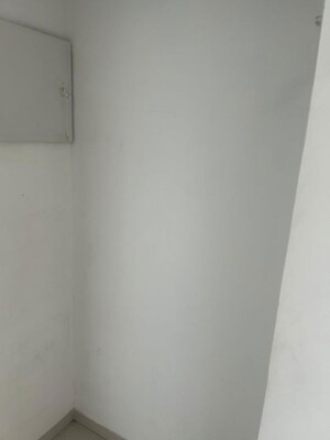 Room in 3 BHK Apartment at Kalpataru Immensa, Kolshet Road – for Rent