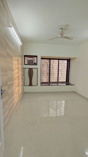 Room in 3 BHK Apartment at Swapnalok Towers, Malad East – for Rent