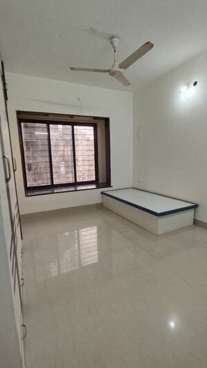 Room in 3 BHK Apartment at Swapnalok Towers, Malad East – for Rent