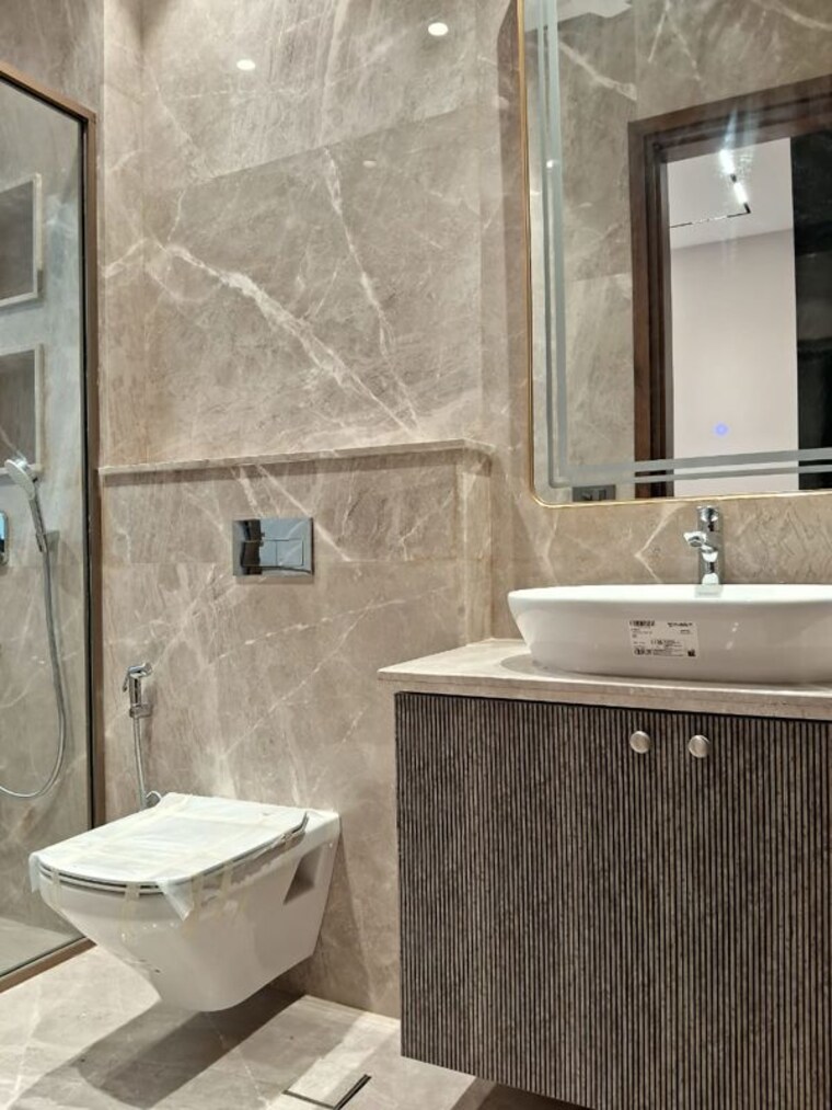 Bathroom, east of kailash 3 Bedroom 1800 Sq.Ft. Builder Floor In East Of Kailash Delhi 10672091