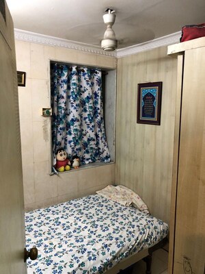 Bedroom in 2 BHK Apartment at Juhu – for Rent