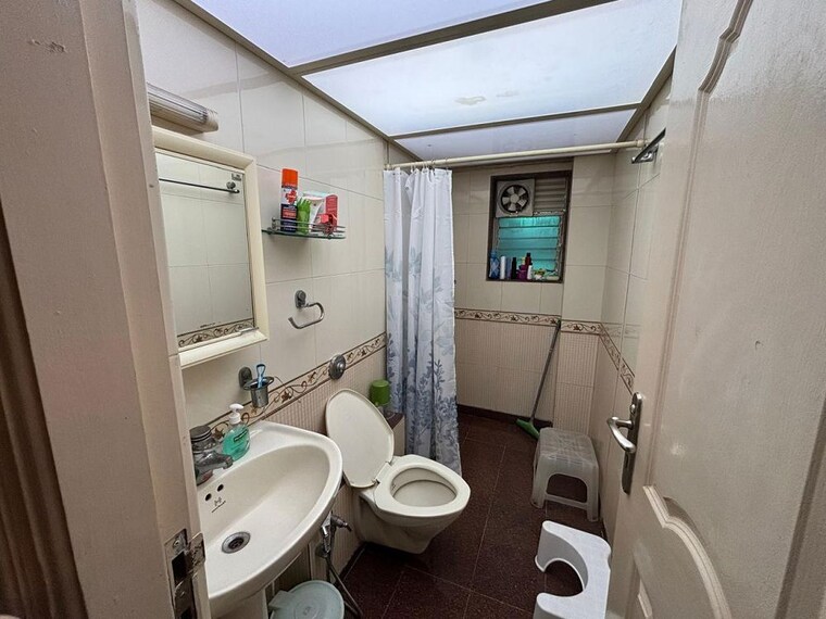 Attached Bathroom, bandra west 2 Bedroom 700 Sq.Ft. Apartment In Bandra West Mumbai 10672133