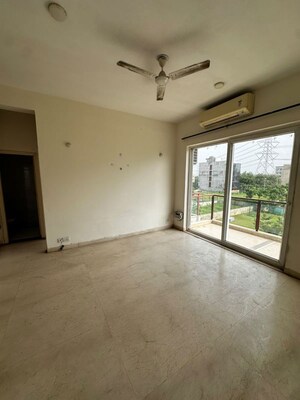 Room in 3 BHK Builder Floor at BPTP Floors, Sector 70 – for Sale