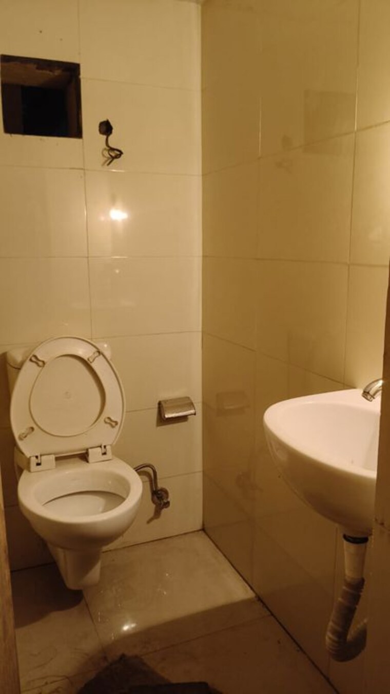 Bathroom, vasant vihar Commercial Office Space 1600 Sq.Ft. In Vasant Vihar Delhi 10672263