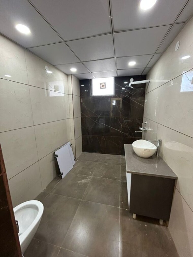 Bathroom, green fields colony 4 Bedroom 400 Sq.Yd. Builder Floor In Green Fields Colony Faridabad 10672298