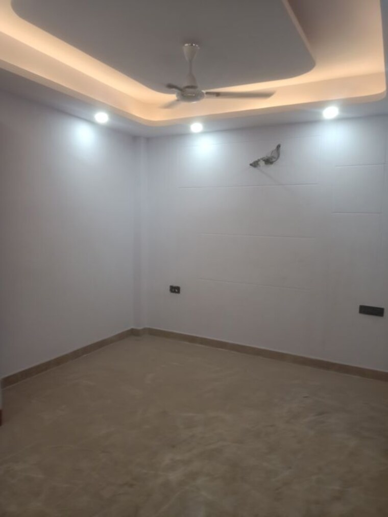 Room, shanti kunj 3 Bedroom 130 Sq.Yd. Builder Floor In Shanti Kunj Delhi 10672331