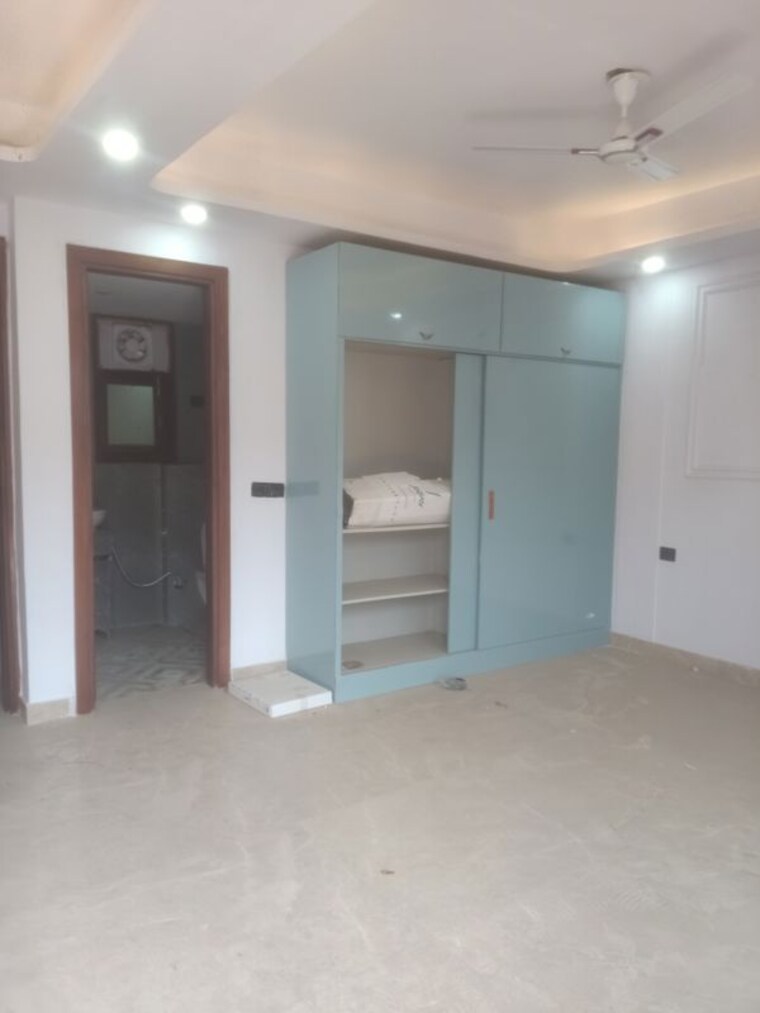 Room, shanti kunj 3 Bedroom 130 Sq.Yd. Builder Floor In Shanti Kunj Delhi 10672331