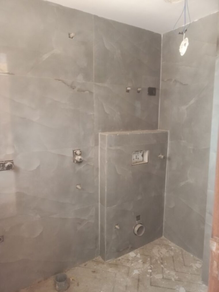 Bathroom, shanti kunj 3 Bedroom 130 Sq.Yd. Builder Floor In Shanti Kunj Delhi 10672331