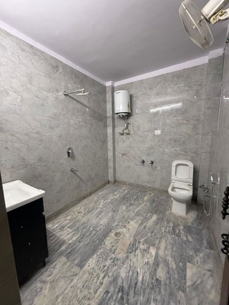 Bathroom, kalkaji 1 Bedroom 900 Sq.Ft. Builder Floor In Kalkaji Delhi 10672547