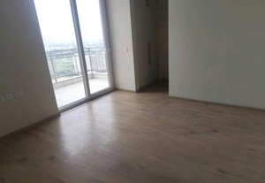 Room in 3 BHK Apartment at DLF The Ultima, Sector 81 – for Rent