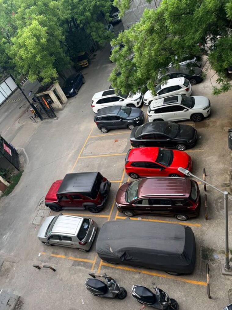  Parking, jasola 3 Bedroom 1350 Sq.Ft. Builder Floor In Jasola Delhi 10672604