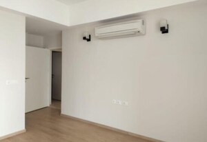 Room in 4 BHK Apartment at DLF The Ultima, Sector 81 – for Rent