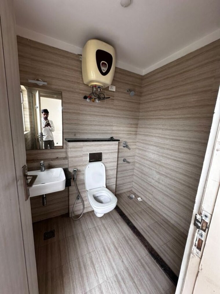 Bathroom, tulip-violet 3 Bedroom 1578 Sq.Ft. Apartment In Sector 69 Gurgaon 10672685