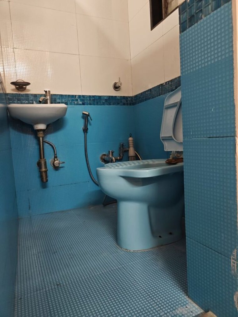 Bathroom, andheri west 3 Bedroom 1200 Sq.Ft. Apartment In Andheri West Mumbai 10672753