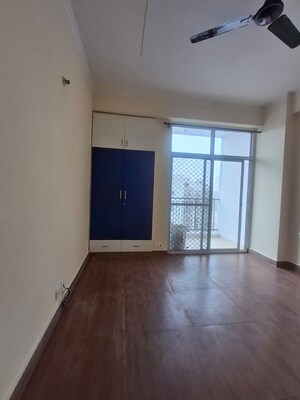 Room in 3 BHK Apartment at H R Buildcon Elite Homz, Sector 77 – for Rent