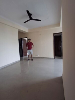 Room in 3 BHK Apartment at H R Buildcon Elite Homz, Sector 77 – for Rent