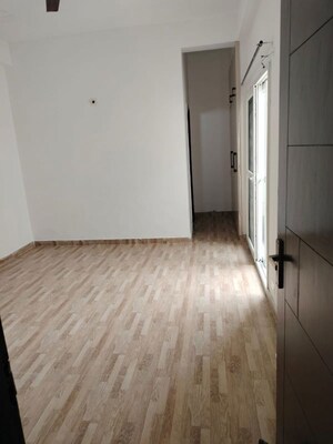 Room in 3 BHK Apartment at H R Buildcon Elite Homz, Sector 77 – for Rent