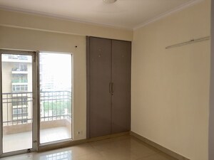 Room in 3 BHK Apartment at JM Florence, Tech Zone 4 Greater Noida – for Rent