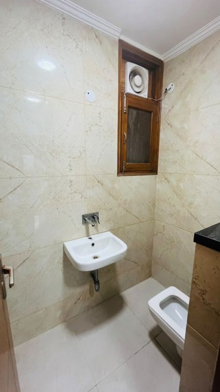 Bathroom, panchsheel vihar 2 Bedroom 70 Sq.Yd. Builder Floor In Panchsheel Vihar Delhi 10672870